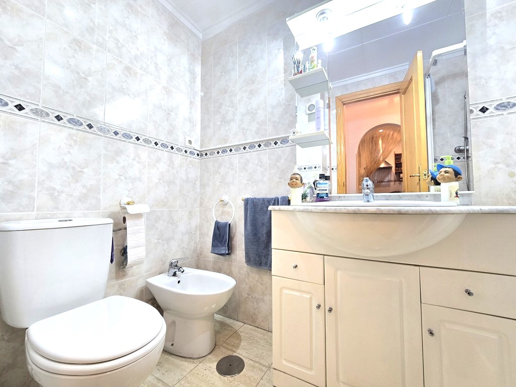 Apartamento en La Loma, Torrevieja — Terraza acristalada, piscina y garaje
