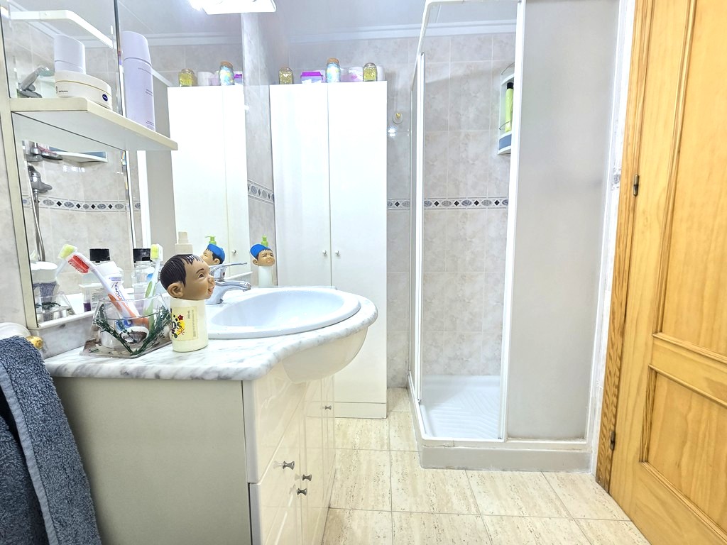 Apartamento en La Loma, Torrevieja — Terraza acristalada, piscina y garaje