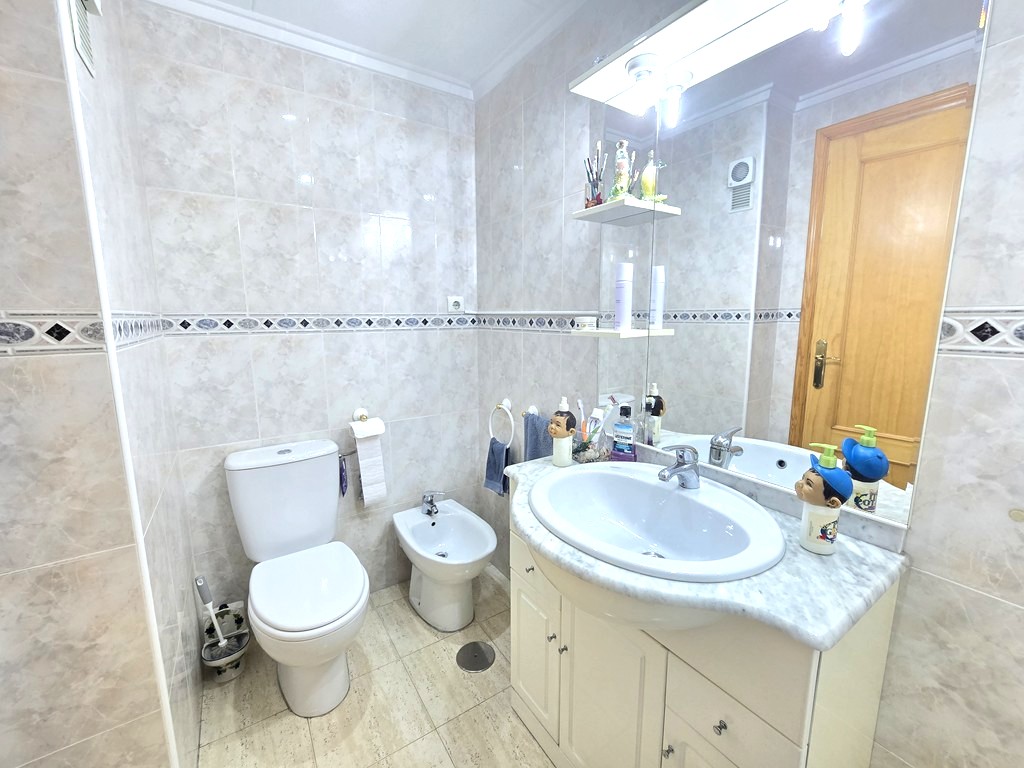 Apartamento en La Loma, Torrevieja — Terraza acristalada, piscina y garaje