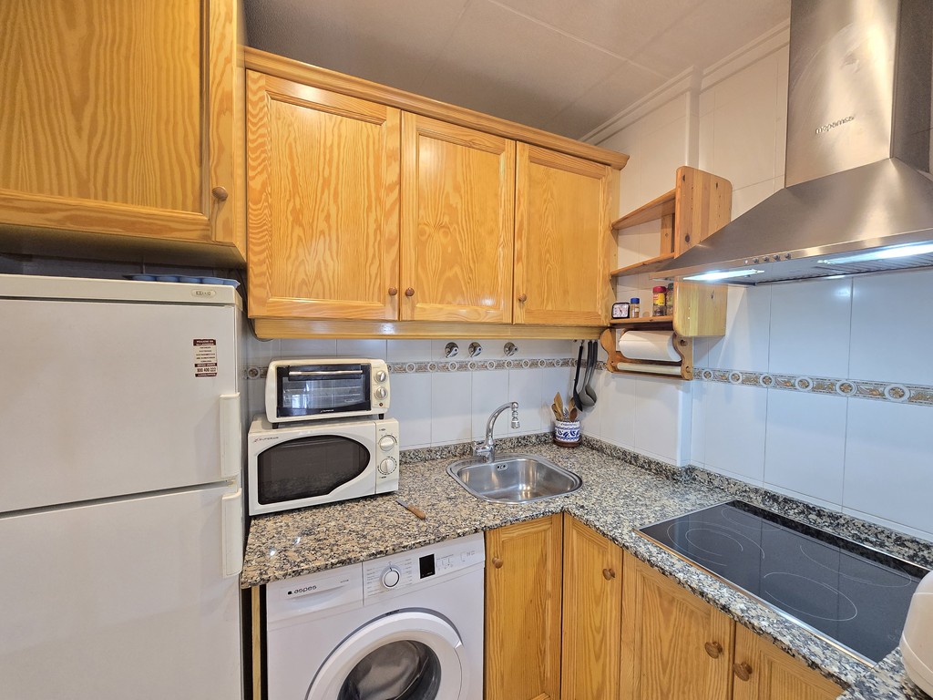Apartamento en La Loma, Torrevieja — Terraza acristalada, piscina y garaje
