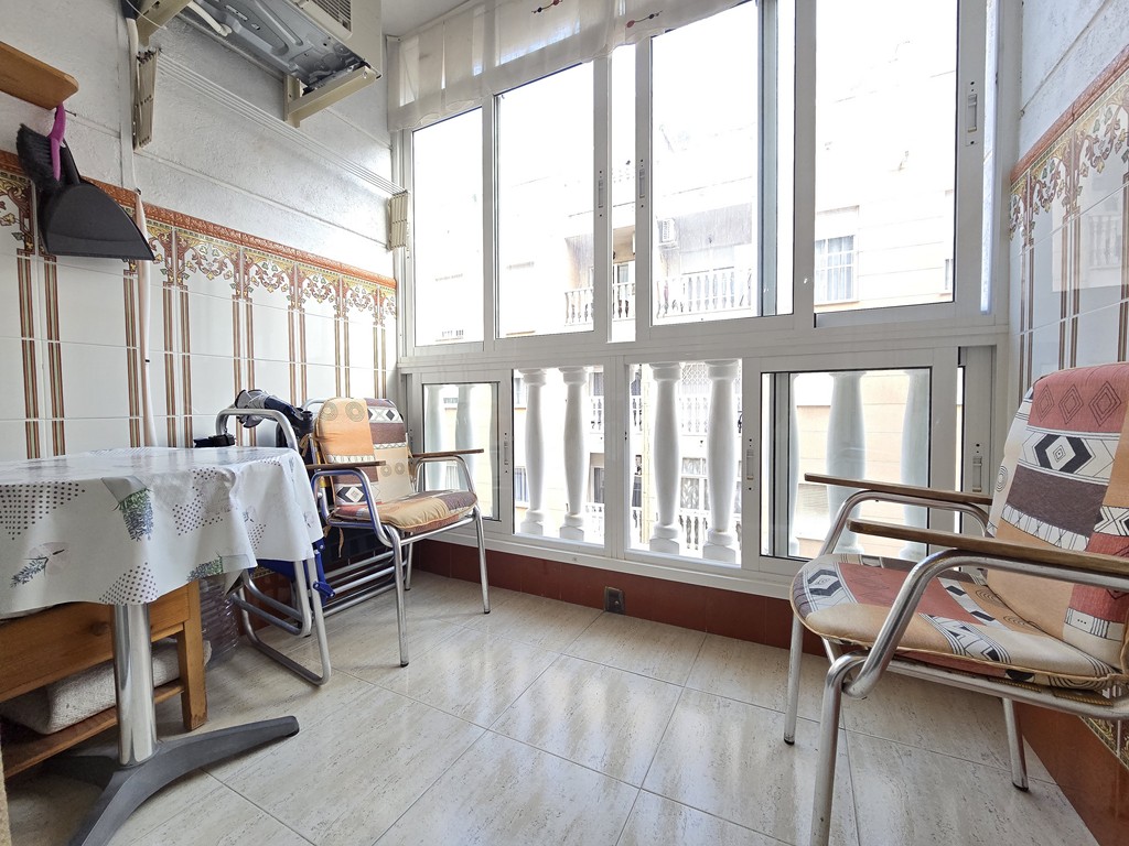 Apartamento en La Loma, Torrevieja — Terraza acristalada, piscina y garaje