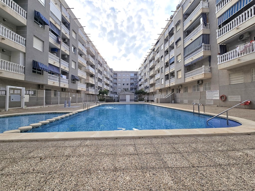 Apartamento en La Loma, Torrevieja — Terraza acristalada, piscina y garaje