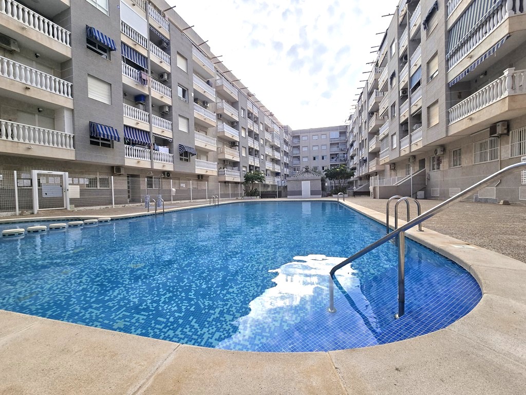 Apartamento en La Loma, Torrevieja — Terraza acristalada, piscina y garaje