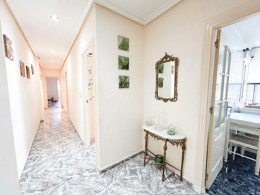Ático de 112 m² en el Centro de Torrevieja — Vistas despejadas y orientación sur