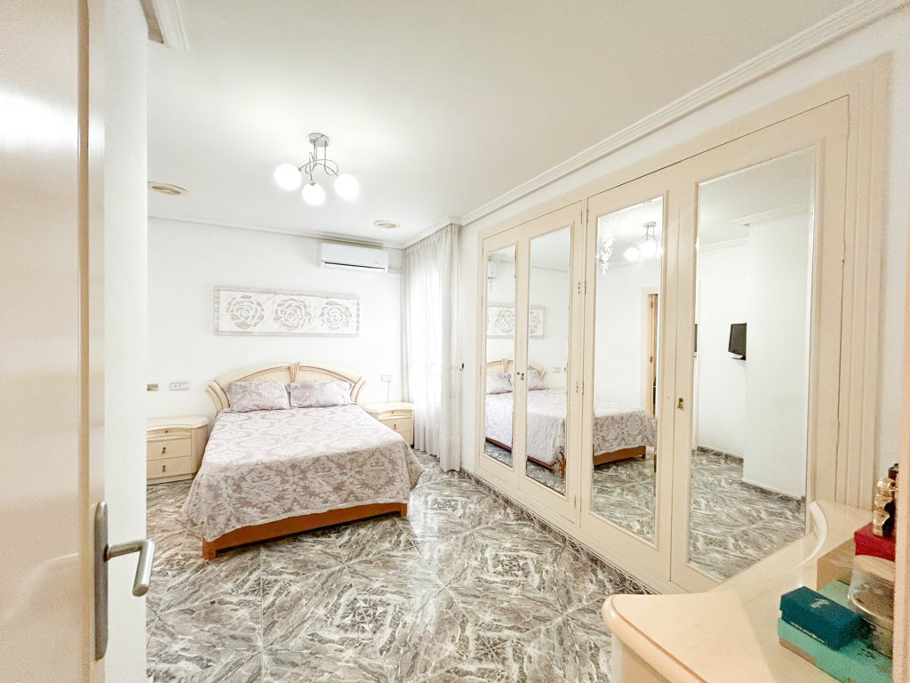 Ático de 112 m² en el Centro de Torrevieja — Vistas despejadas y orientación sur