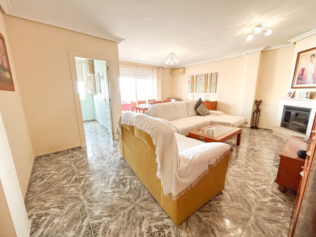 Ático de 112 m² en el Centro de Torrevieja — Vistas despejadas y orientación sur