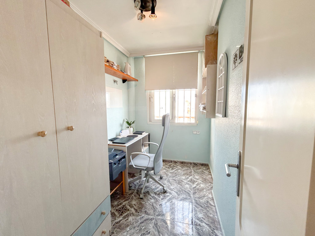 Ático de 112 m² en el Centro de Torrevieja — Vistas despejadas y orientación sur