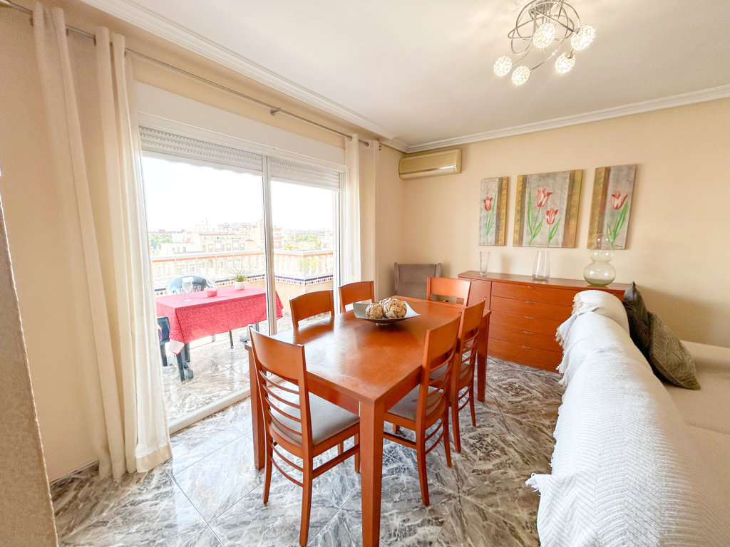 Ático de 112 m² en el Centro de Torrevieja — Vistas despejadas y orientación sur
