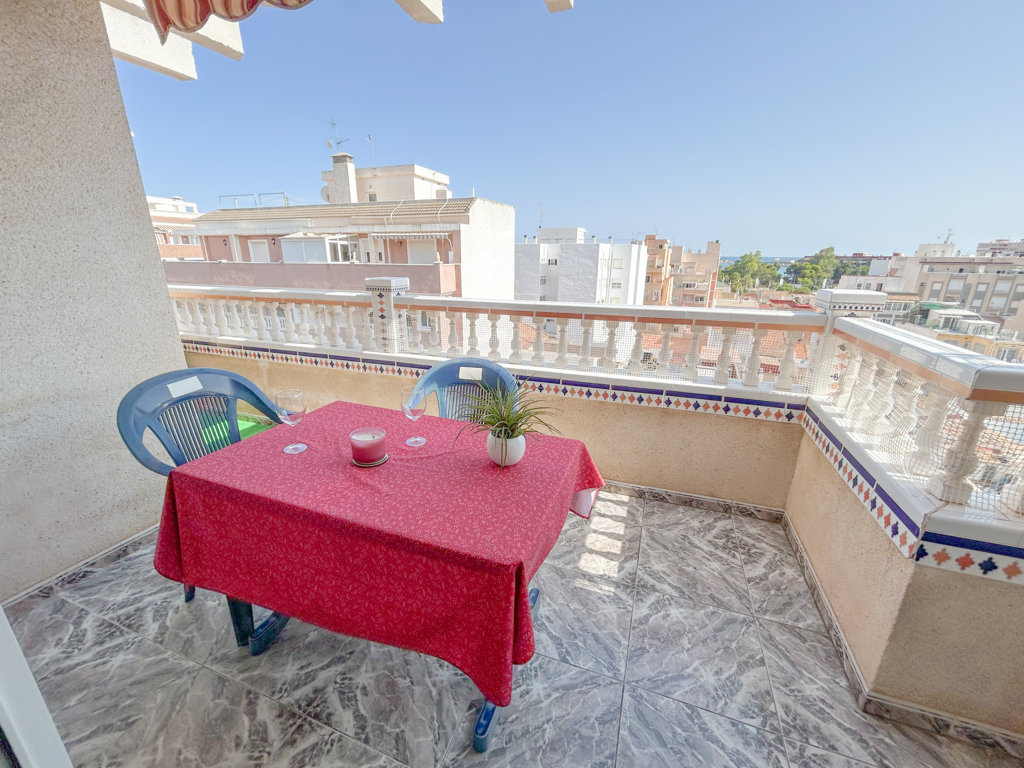 Ático de 112 m² en el Centro de Torrevieja — Vistas despejadas y orientación sur