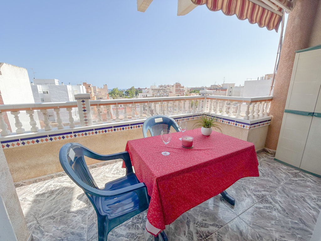 Ático de 112 m² en el Centro de Torrevieja — Vistas despejadas y orientación sur