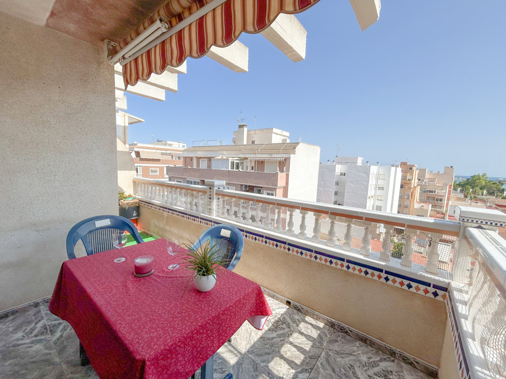 Ático de 112 m² en el Centro de Torrevieja — Vistas despejadas y orientación sur