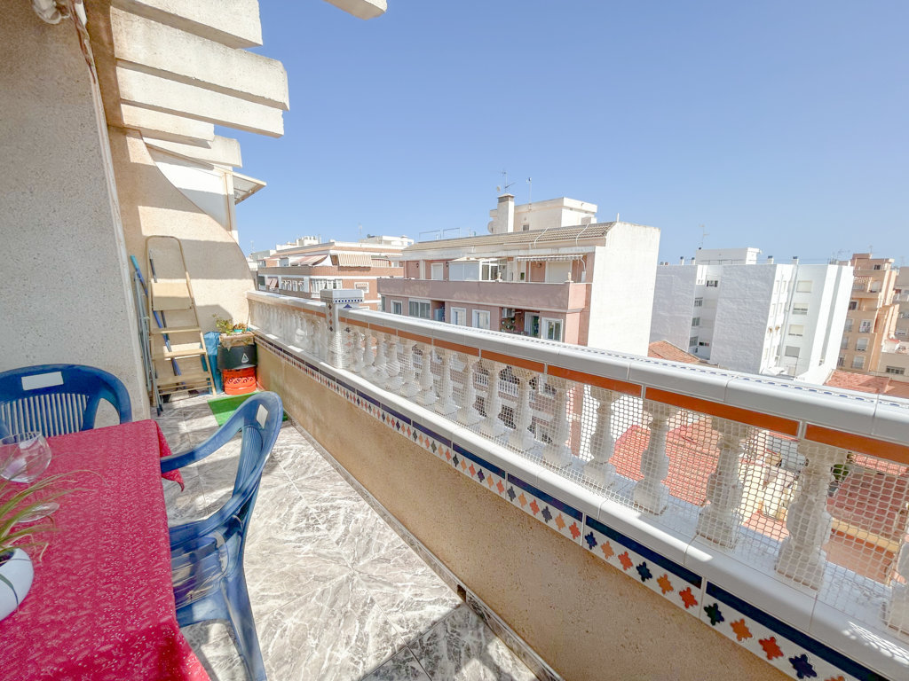 Ático de 112 m² en el Centro de Torrevieja — Vistas despejadas y orientación sur