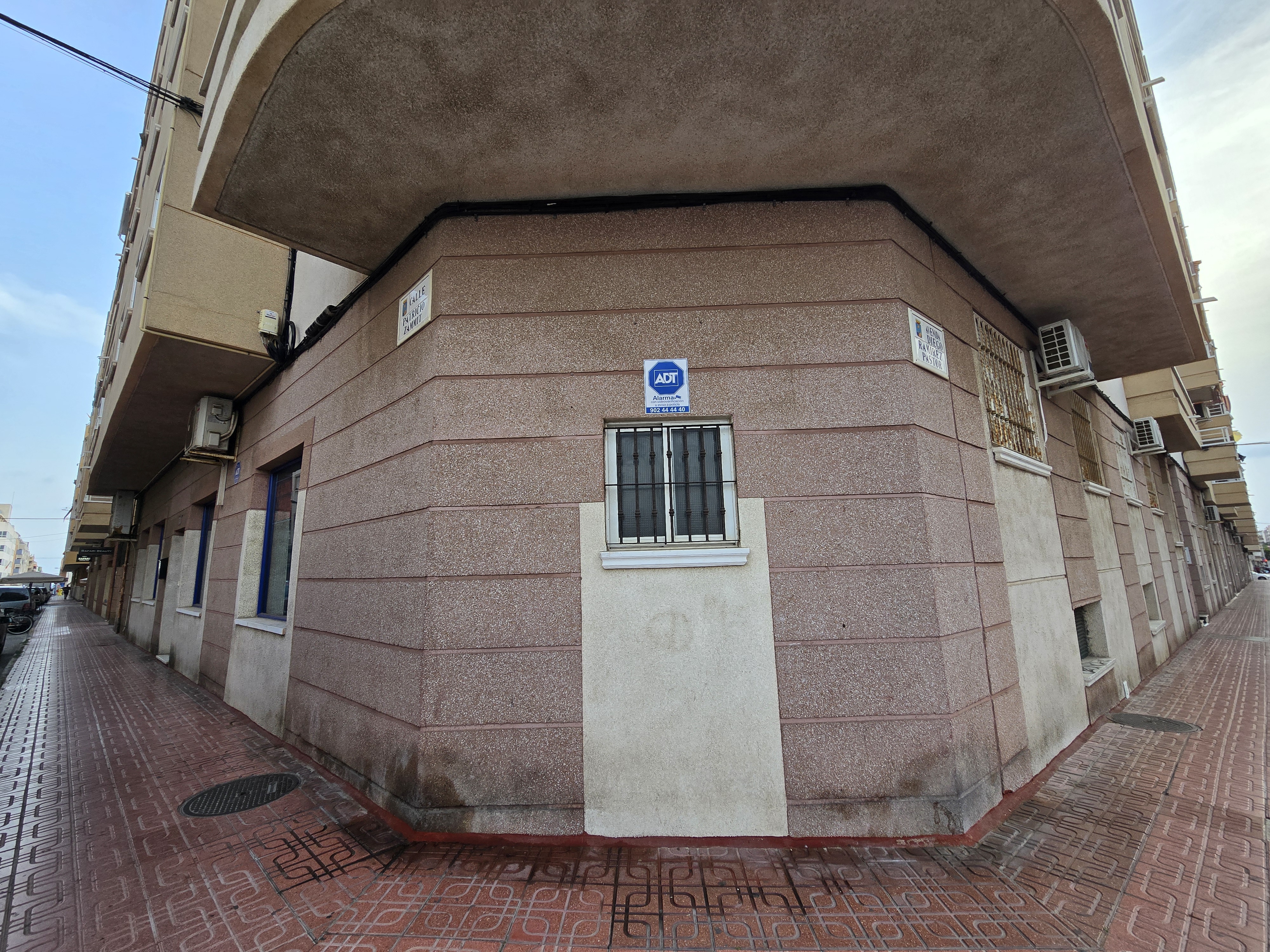 Local comercial en esquina en La Loma, Torrevieja — 87 m² listo para estrenar